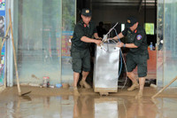 Hơn 300 cảnh sát hỗ trợ người dân khắc phục hậu quả mưa lũ tại Nghệ An