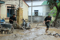 Hơn 300 cảnh sát hỗ trợ người dân khắc phục hậu quả mưa lũ tại Nghệ An