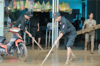 Hơn 300 cảnh sát hỗ trợ người dân khắc phục hậu quả mưa lũ tại Nghệ An