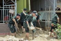 Hơn 300 cảnh sát hỗ trợ người dân khắc phục hậu quả mưa lũ tại Nghệ An