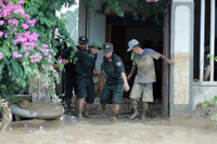 Hơn 300 cảnh sát hỗ trợ người dân khắc phục hậu quả mưa lũ tại Nghệ An