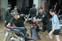 Hơn 300 cảnh sát hỗ trợ người dân khắc phục hậu quả mưa lũ tại Nghệ An