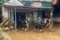 Hơn 300 cảnh sát hỗ trợ người dân khắc phục hậu quả mưa lũ tại Nghệ An