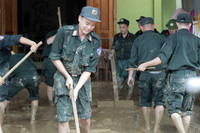 Hơn 300 cảnh sát hỗ trợ người dân khắc phục hậu quả mưa lũ tại Nghệ An