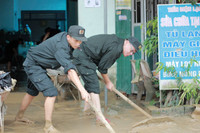 Hơn 300 cảnh sát hỗ trợ người dân khắc phục hậu quả mưa lũ tại Nghệ An