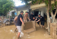 Hơn 300 cảnh sát hỗ trợ người dân khắc phục hậu quả mưa lũ tại Nghệ An