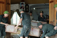 Hơn 300 cảnh sát hỗ trợ người dân khắc phục hậu quả mưa lũ tại Nghệ An