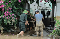 Hơn 300 cảnh sát hỗ trợ người dân khắc phục hậu quả mưa lũ tại Nghệ An