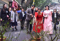 Phu nhân Chủ tịch nước và Phu nhân Tổng thống Philippines tham quan chợ hoa Tết Hàng Lược