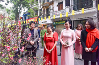 Phu nhân Chủ tịch nước và Phu nhân Tổng thống Philippines tham quan chợ hoa Tết Hàng Lược