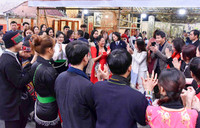 Phu nhân Chủ tịch nước và Phu nhân Tổng thống Philippines tham quan chợ hoa Tết Hàng Lược