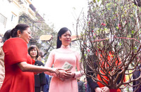 Phu nhân Chủ tịch nước và Phu nhân Tổng thống Philippines tham quan chợ hoa Tết Hàng Lược