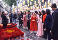 Phu nhân Chủ tịch nước và Phu nhân Tổng thống Philippines tham quan chợ hoa Tết Hàng Lược