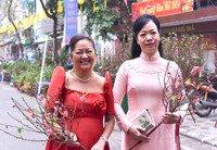 Phu nhân Chủ tịch nước và Phu nhân Tổng thống Philippines tham quan chợ hoa Tết Hàng Lược