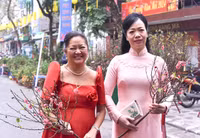 Phu nhân Chủ tịch nước và Phu nhân Tổng thống Philippines tham quan chợ hoa Tết Hàng Lược