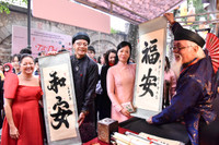 Phu nhân Chủ tịch nước và Phu nhân Tổng thống Philippines tham quan chợ hoa Tết Hàng Lược