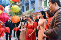 Phu nhân Chủ tịch nước và Phu nhân Tổng thống Philippines tham quan chợ hoa Tết Hàng Lược