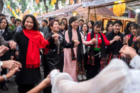 Phu nhân Chủ tịch nước và Phu nhân Tổng thống Philippines tham quan chợ hoa Tết Hàng Lược