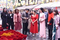 Phu nhân Chủ tịch nước và Phu nhân Tổng thống Philippines tham quan chợ hoa Tết Hàng Lược