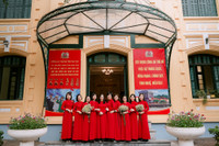 Phụ nữ Công an Thủ đô thướt tha áo dài mừng Ngày Quốc tế Phụ nữ 