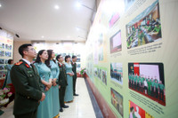 Phụ nữ Công an Thủ đô thướt tha áo dài mừng Ngày Quốc tế Phụ nữ 