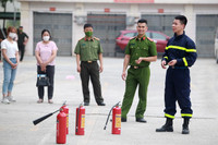 Xem cán bộ, đoàn viên công đoàn Công an Hà Nội xử lý tình huống cháy nổ 