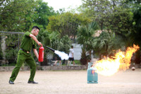 Xem cán bộ, đoàn viên công đoàn Công an Hà Nội xử lý tình huống cháy nổ 