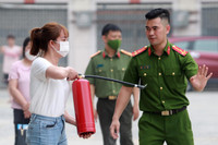 Xem cán bộ, đoàn viên công đoàn Công an Hà Nội xử lý tình huống cháy nổ 