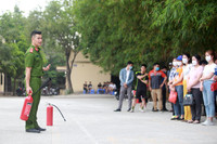 Xem cán bộ, đoàn viên công đoàn Công an Hà Nội xử lý tình huống cháy nổ 