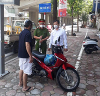 [Ảnh] Công an quận Đống Đa tăng cường xử lý các trường hợp ra khỏi nhà không cần thiết