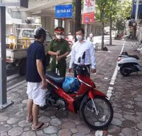[Ảnh] Công an quận Đống Đa tăng cường xử lý các trường hợp ra khỏi nhà không cần thiết