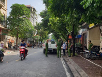 [Ảnh] Công an quận Đống Đa tăng cường xử lý các trường hợp ra khỏi nhà không cần thiết