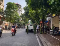 [Ảnh] Công an quận Đống Đa tăng cường xử lý các trường hợp ra khỏi nhà không cần thiết
