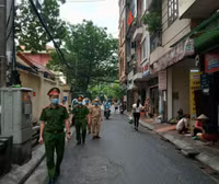 [Ảnh] Công an quận Đống Đa tăng cường xử lý các trường hợp ra khỏi nhà không cần thiết