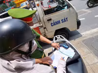 [Ảnh] Công an quận Đống Đa tăng cường xử lý các trường hợp ra khỏi nhà không cần thiết