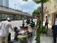 [Ảnh] Công an quận Đống Đa tăng cường xử lý các trường hợp ra khỏi nhà không cần thiết