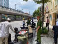 [Ảnh] Công an quận Đống Đa tăng cường xử lý các trường hợp ra khỏi nhà không cần thiết