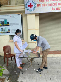 [Ảnh] Công an quận Đống Đa tăng cường xử lý các trường hợp ra khỏi nhà không cần thiết