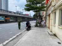 [Ảnh] Công an quận Đống Đa tăng cường xử lý các trường hợp ra khỏi nhà không cần thiết