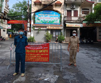 [Ảnh] Công an quận Đống Đa tăng cường xử lý các trường hợp ra khỏi nhà không cần thiết