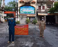 [Ảnh] Công an quận Đống Đa tăng cường xử lý các trường hợp ra khỏi nhà không cần thiết