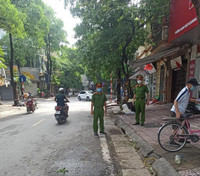 [Ảnh] Công an quận Đống Đa tăng cường xử lý các trường hợp ra khỏi nhà không cần thiết