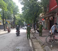 [Ảnh] Công an quận Đống Đa tăng cường xử lý các trường hợp ra khỏi nhà không cần thiết