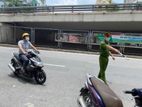 [Ảnh] Công an quận Đống Đa tăng cường xử lý các trường hợp ra khỏi nhà không cần thiết