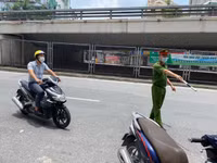 [Ảnh] Công an quận Đống Đa tăng cường xử lý các trường hợp ra khỏi nhà không cần thiết