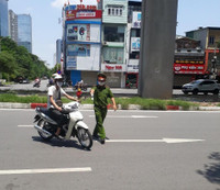 [Ảnh] Công an quận Đống Đa tăng cường xử lý các trường hợp ra khỏi nhà không cần thiết