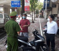 [Ảnh] Công an quận Đống Đa tăng cường xử lý các trường hợp ra khỏi nhà không cần thiết