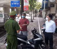 [Ảnh] Công an quận Đống Đa tăng cường xử lý các trường hợp ra khỏi nhà không cần thiết