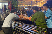 Cảnh sát cứu hộ Công an quận Thanh Xuân tiếp cận hiện trường vụ cây đổ trong đêm 