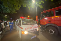 Cảnh sát cứu hộ Công an quận Thanh Xuân tiếp cận hiện trường vụ cây đổ trong đêm 